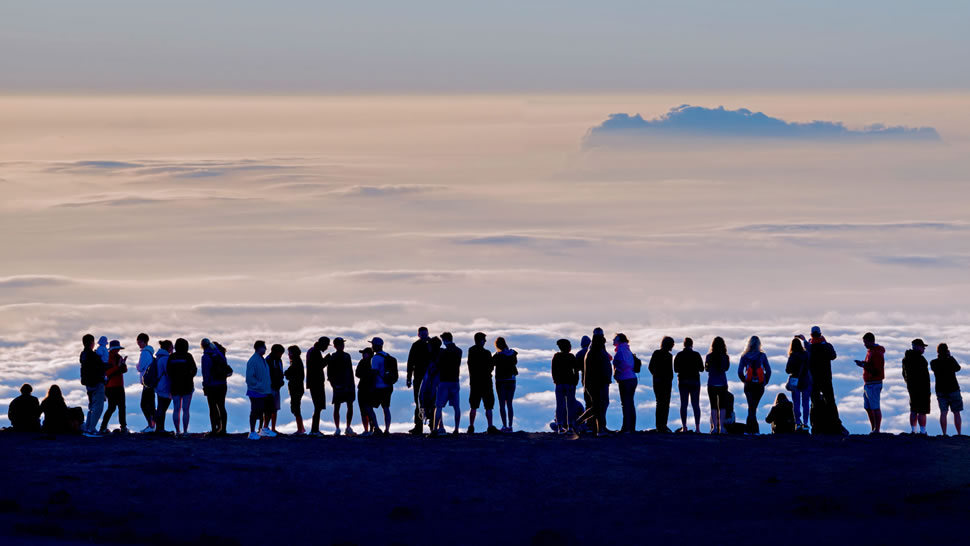 海勒卡拉国家公园的哈莱亚卡拉火山顶端的游客，美国夏威夷州 (© Alex Messenger/Tandem Stills + Motion)