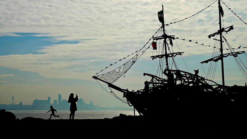 新布莱顿海滩的浮木海盗船，英国沃勒西 (© Phil Noble/Reuters)