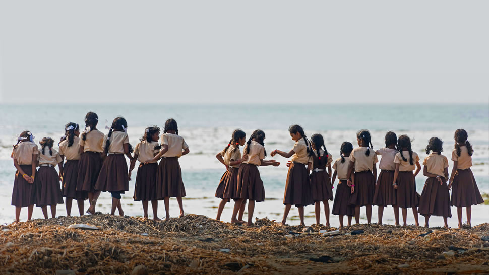 沙滩上的女学生们，印度喀拉拉邦 (© imageBROKER/Alamy)