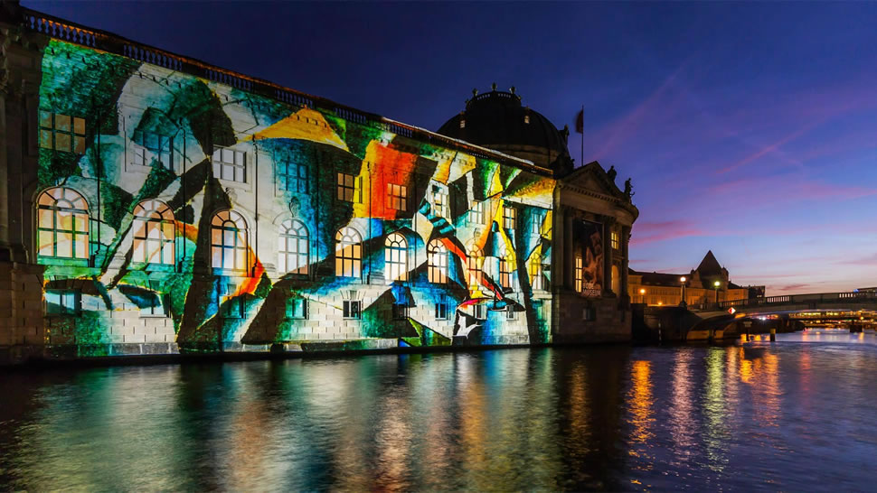 柏林灯光节期间的博德博物馆 (© fhm/Getty Images)