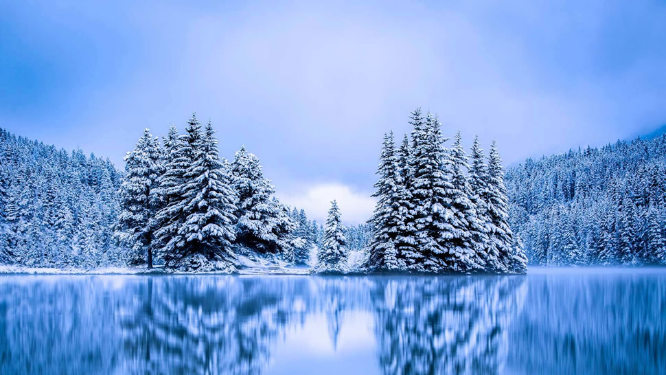 班夫国家公园内的双杰克湖，加拿大阿尔伯塔省 (© Aurora Photos/Offset by Shutterstock)