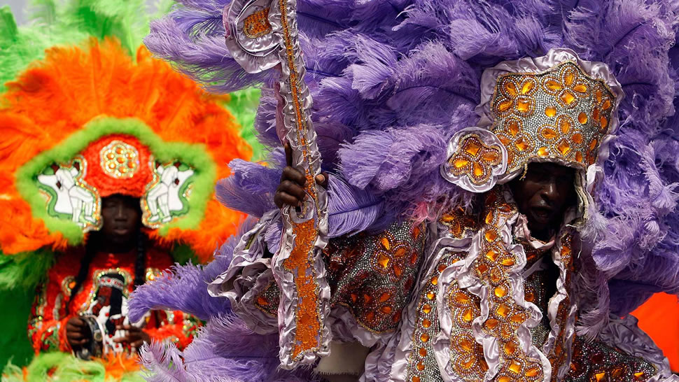 新奥尔良狂欢节上盛装的表演者，路易斯安那州新奥尔良 (© Chris Graythen/Getty Images)