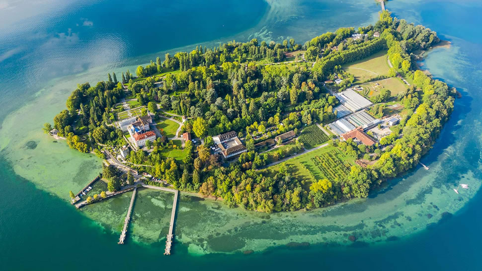 鸟瞰博登湖上的迈瑙岛，德国 (© Amazing Aerial Agency/Offset by Shutterstock)