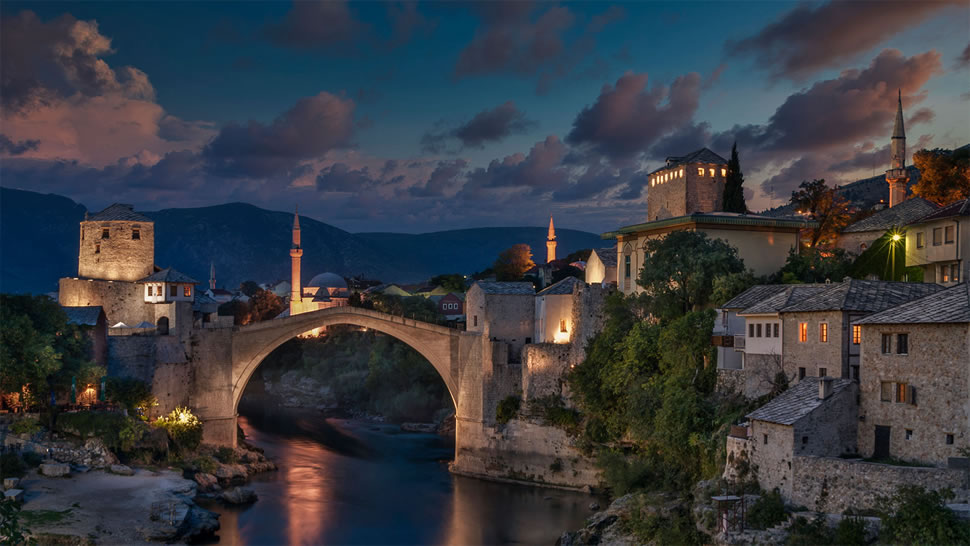 莫斯塔尔古桥，波斯尼亚和黑塞哥维那 (© Ayhan Altun/Getty Images)
