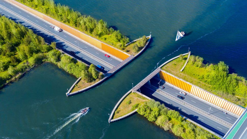 费吕沃湖水道桥，荷兰 (© Frolova_Elena/Shutterstock)