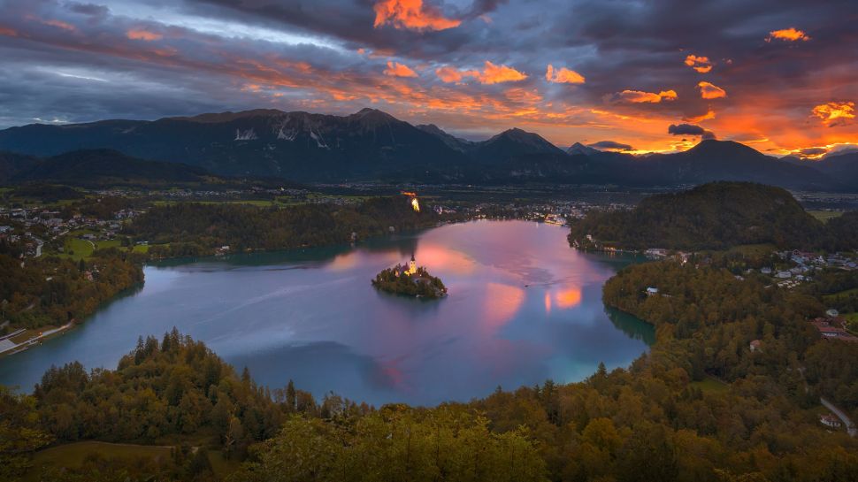 从奥索伊尼察观景点看日出时的布莱德湖，斯洛文尼亚 (© Rasica/Getty Images)