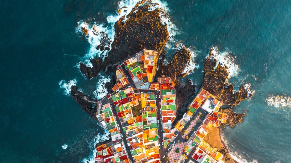 鸟瞰克鲁斯港色彩斑斓的房屋，特内里费岛，西班牙 (© Marco Bottigelli/Getty Images)