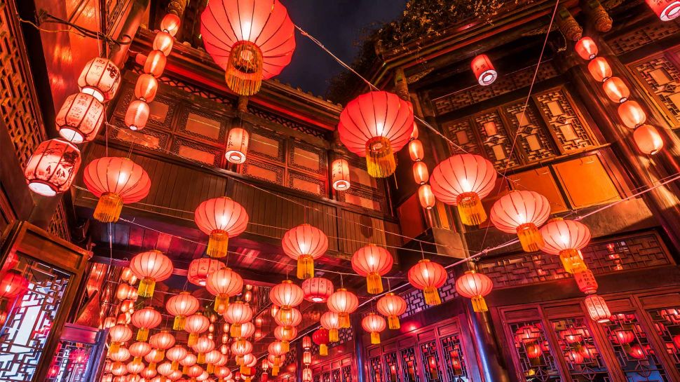 锦里街上悬挂的红色中国灯笼，成都，中国四川省 (© Philippe LEJEANVRE/Getty images)