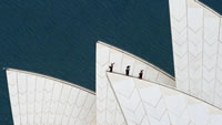 皇家高地燧发枪团在悉尼歌剧院屋顶演奏风笛 (© James D Morgan/Shutterstock)