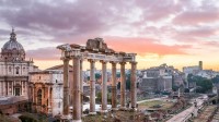 古罗马广场上的萨图尔诺农神庙，意大利罗马 (© Joe Daniel Price/Getty Images)