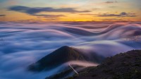 大西洋和特内里费山脉上空的流云，西班牙加那利群岛 (© MikeMareen/iStock/Getty Images Plus)