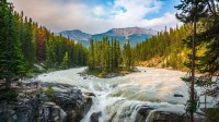 辛华达瀑布，加拿大贾斯珀国家公园 (© Schroptschop/Getty Images)