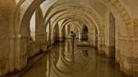 被洪水淹没的温彻斯特大教堂地下室，英国汉普郡 (© Oliver Hoffmann/Alamy)