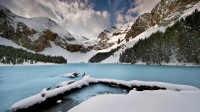 比利牛斯山脉中的高山湖Ibón de Plan，西班牙韦斯卡 (© Getty Images)