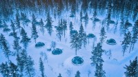 卡克斯劳塔宁阿克蒂克度假酒店的玻璃圆顶冰屋，芬兰萨里山  (© Lingxiao Xie/Getty Images)