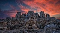 内姆鲁特山上巨大的石灰岩雕像，土耳其阿德亚曼 (© Peerakit JIrachetthakun/Getty Images)