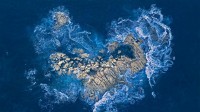 海浪冲击着悉尼海岸的一个心形岩石岛，澳大利亚 (© Kristian Bell/Getty Images)