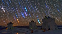 帕瑞纳天文台的望远镜和星迹，智利阿塔卡马沙漠 (© Matteo Omied/Alamy)