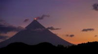 菲律宾马荣山的火山口冒烟 (© Per-Andre Hoffmann/Cavan)