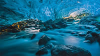 冰川洞穴里流动的河流，冰岛瓦特纳冰原 (© Marco Bottigelli/Getty Images)