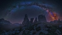 多洛米蒂山上空的银河，意大利 (© Carlos Fernandez/Getty Images)