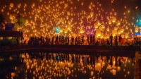 清迈易鹏节升起的天灯，泰国 (© Suttipong Sutiratanachai/Getty Images)