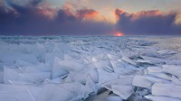 爱沙尼亚佩普斯湖上的小冰丘 (© Sven Zacek/Minden Pictures)