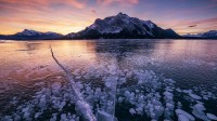 麦切纳山和结冰的亚伯拉罕湖，加拿大艾伯塔省 (© Tom Mackie/plainpicture)
