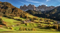 富内斯山谷，背景是多洛米蒂山，南蒂罗尔，意大利 (© Achim Thomae/Getty Images)
