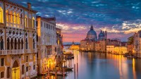 大运河与安康圣母大教堂，威尼斯，意大利 (© Rudy Balasko/Getty Images)