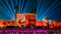 灯光秀点亮夜幕中的西安城墙，中国春节 (© Eastimages/Getty Images)