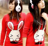 两姐妹 戴着耳机听音乐的图片