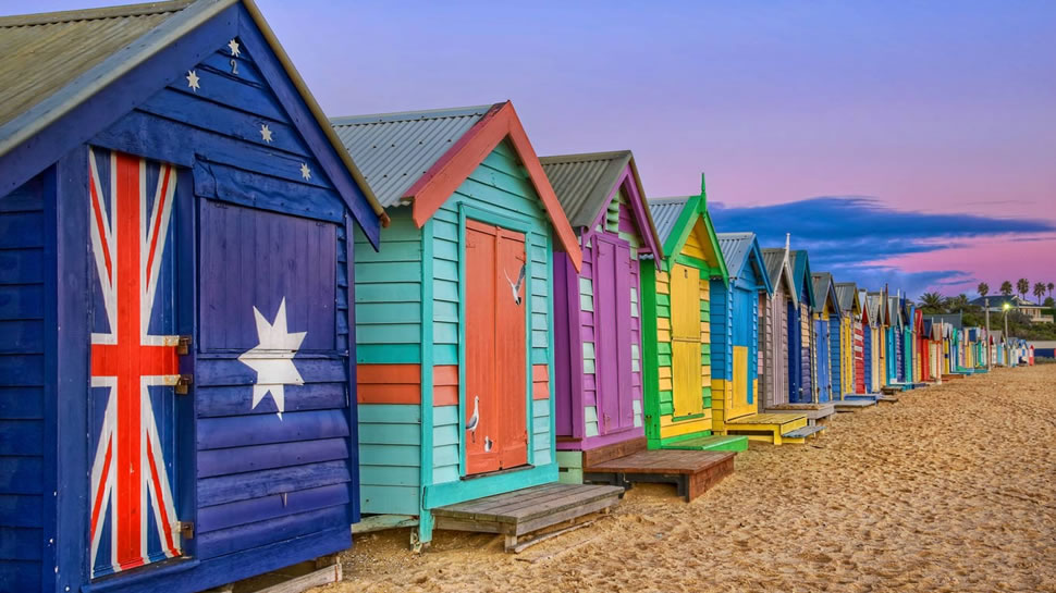 澳大利亚维多利亚州布莱顿海滩的彩色更衣室 (© J C Mitchell/Getty Images)