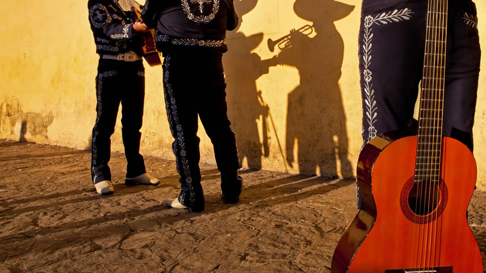 墨西哥街头乐队，墨西哥瓜纳华托州圣米格尔德阿连德市 (© Holly Wilmeth/Getty Images)