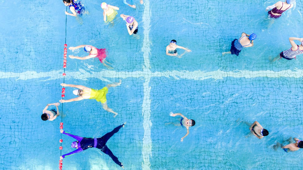 【六一儿童节】孩子们在泳池嬉戏，中国九江（© Visual China Group/Getty）