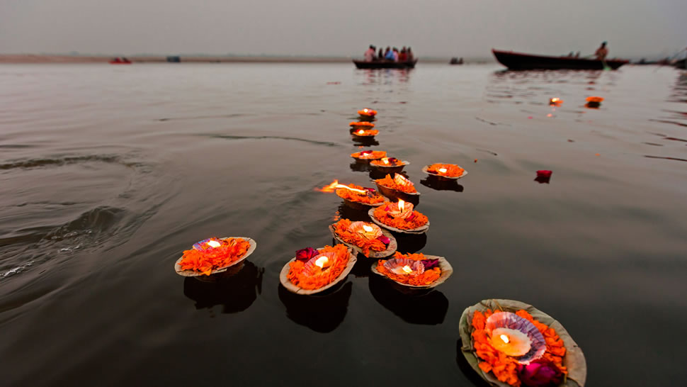 恒河上的河灯，印度瓦拉纳西 (© Mint Images/Aurora Photos)
