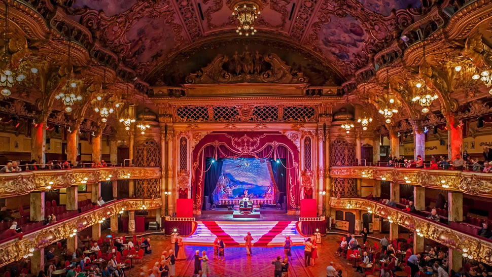 布莱克浦塔内的舞厅，英国兰开夏郡 (© Dosfotos/Getty Images)