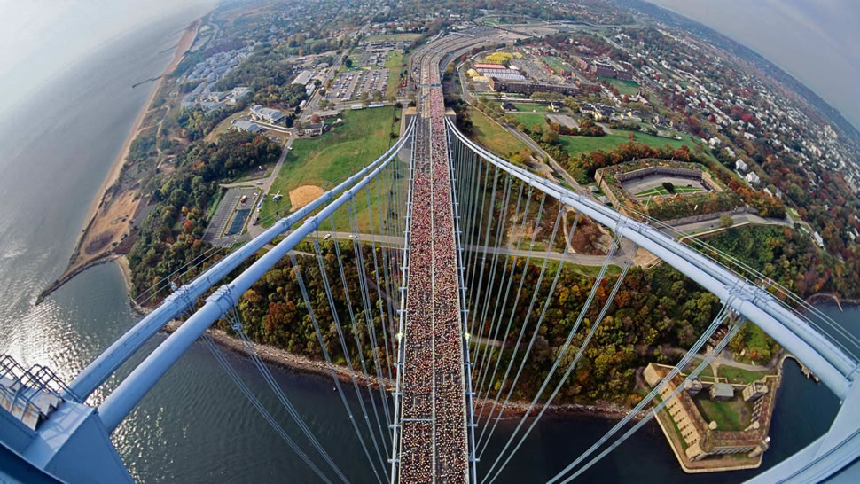 韦拉札诺海峡大桥上的赛跑者，美国纽约州 (© David Madison/Getty Images)