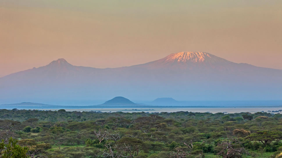 乞力马扎罗山，肯尼亚 (© Lucas Vallecillos/Alamy Stock Photo)