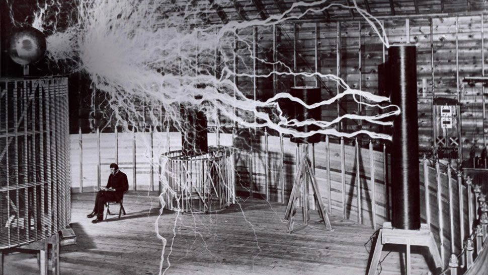 发明家尼古拉·特斯拉和他的“放大发射机” (© Nikola Tesla Museum/Science Photo Library)