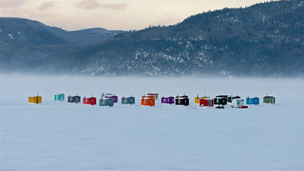冰钓渔村，加拿大魁北克 (© Hemis/Alamy)
