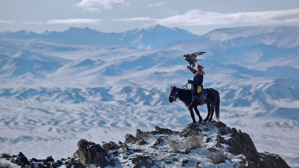 阿尔泰山脉中一名用老鹰狩猎的骑手，蒙古 (© Timothy Allen/Getty Images)