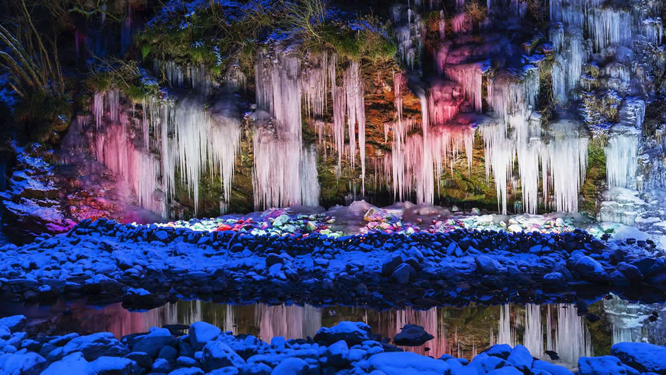 彩色灯光下的冰柱，日本秩父市 (© JTB Photo/UIG/age fotostock)