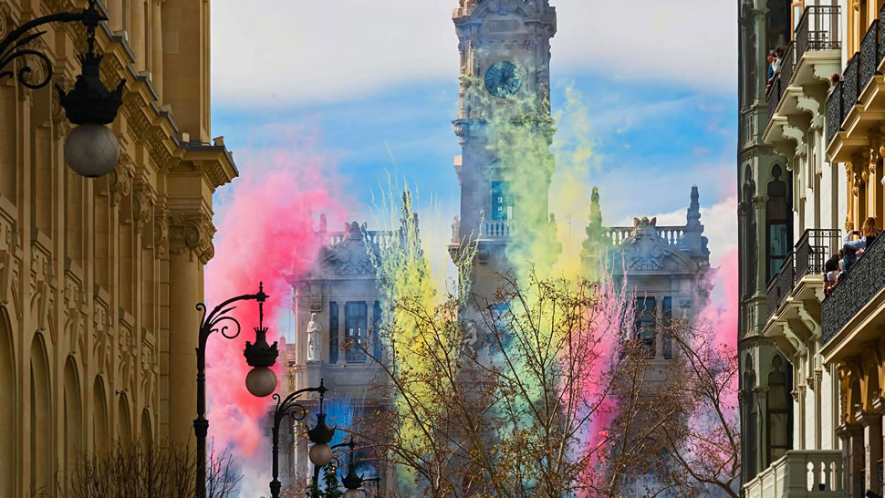 市政厅广场上庆祝圣何塞节的烟花，西班牙巴伦西亚 (© Helena G.H/Shutterstock)