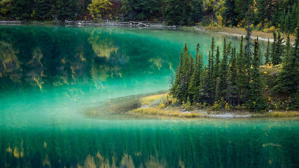 卡克罗斯附近的翡翠湖，加拿大育空地区 (© David Noton Photography/Alamy Stock Photo)