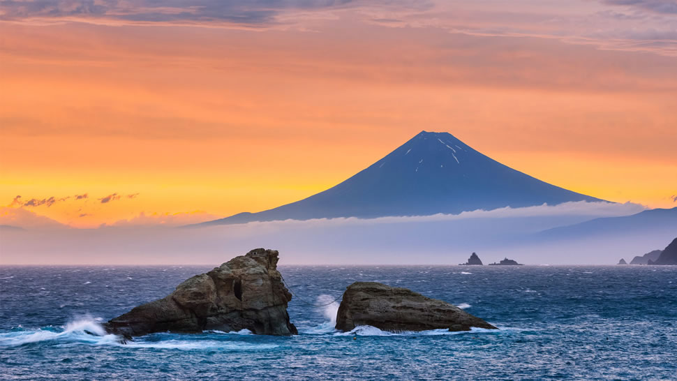富士山和双岩，日本松崎 (© Tommy Tsutsui/Getty Images)