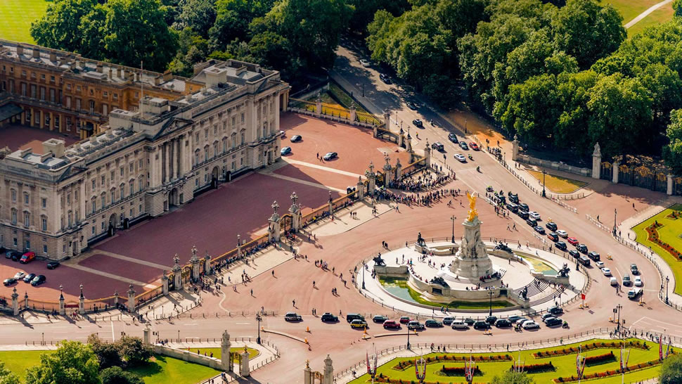 白金汉宫和维多利亚女王纪念碑，伦敦 (© CTC Creative/Offset)