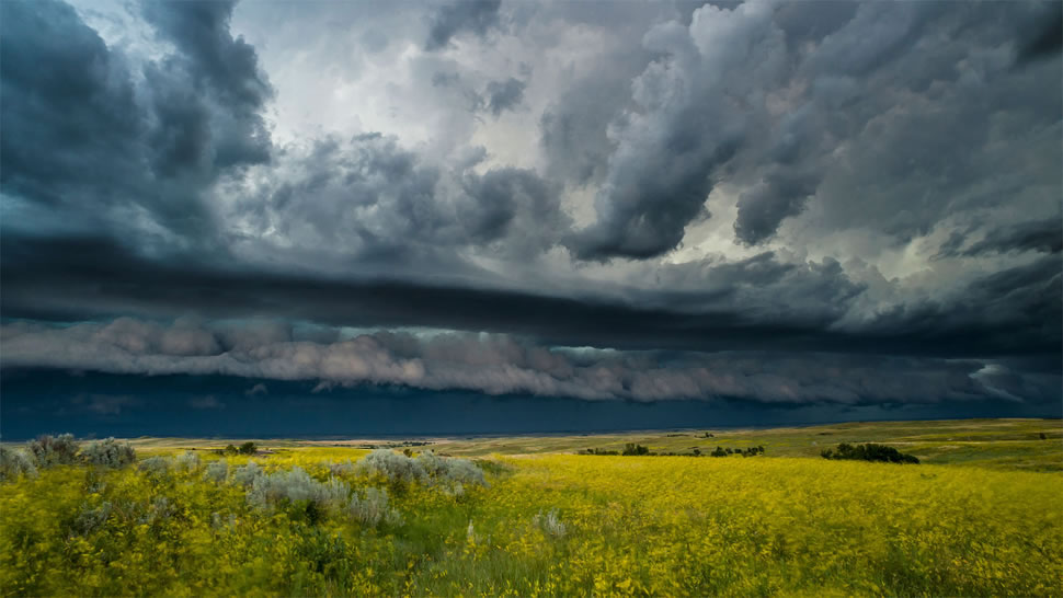 一场雷雨席卷西奥多·罗斯福国家公园，北达科他州 (© Judith Zimmerman/Danita Delimont)