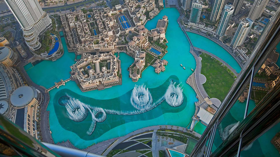 哈利法塔湖中的迪拜喷泉，迪拜哈利法塔 (© Eli Asenova/Getty Images)