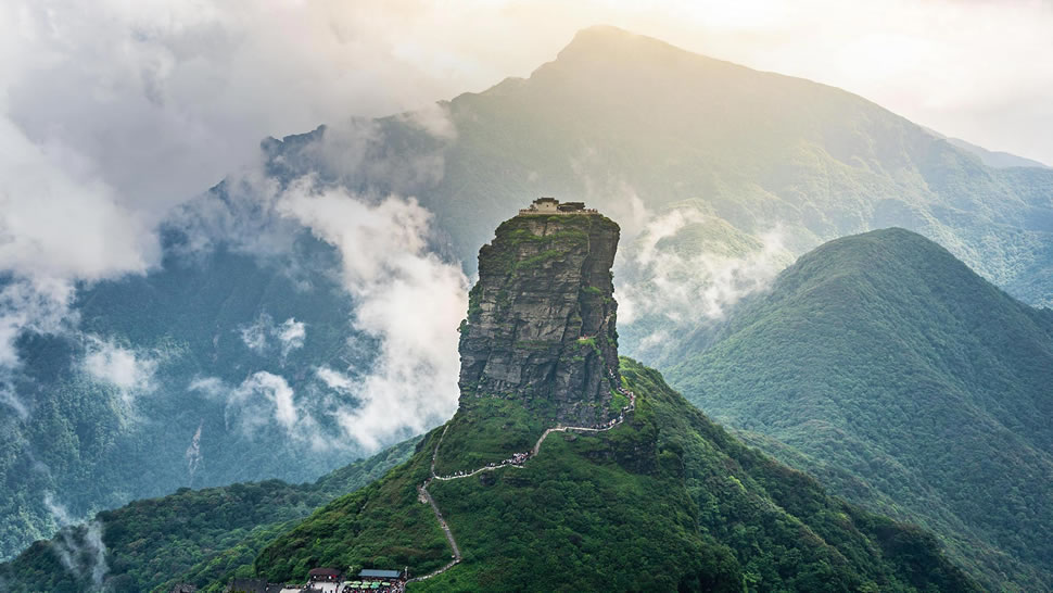 武陵山脉的最高峰梵净山，中国西南 (© Keitma/Alamy)
